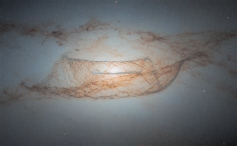 Hubble Capta Una Galaxia Polvorienta Parecida A Una Telara A