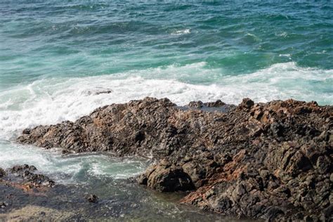 Ondas Do Oceano Quebrando Nas Rochas Da Praia Imagem De Stock Imagem