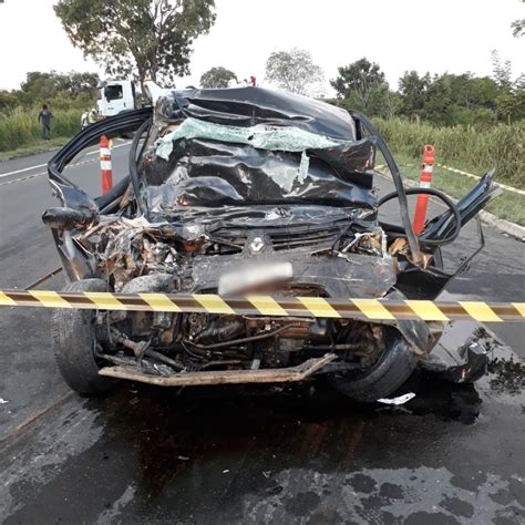 Carro E Carreta Batem De Frente E Duas Pessoas Morrem Na BR 135 Em