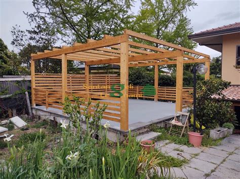 Pergola In Legno Di Abete Lamellare Con Ringhiera Perimetrale