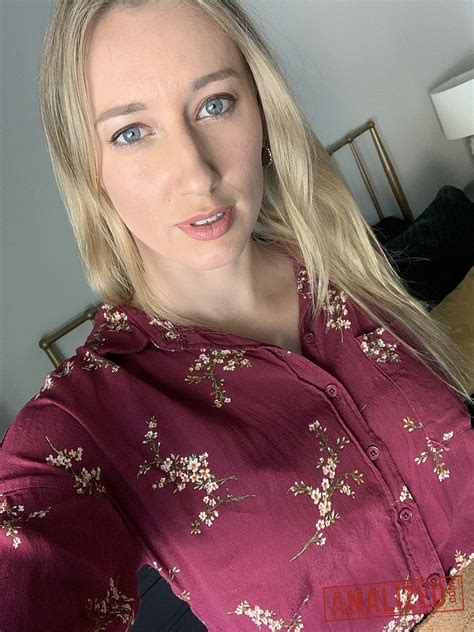 Alluring Blonde Riley Reyes Shows Off Her Big Booty Her Natural Tits CoedCherry