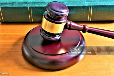 Konsep Gambar Palu Hakim Dengan Buku Foto Stok - Unduh Gambar Sekarang ...