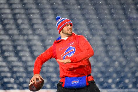 How NFL players stay warm during extremely cold weather