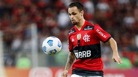 Flamengo acerta a contratação do atacante Michael