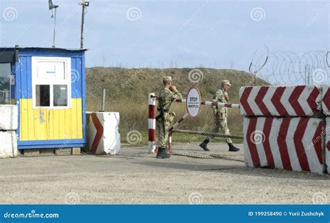 Border Guards Serve At The Border Crossing Point Chaplynka Editorial Image Image Of Chaplinka