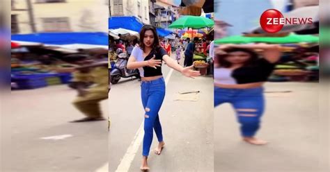 Girl Was Making Reel Suddenly Man Behind Her Started Dancing बीच