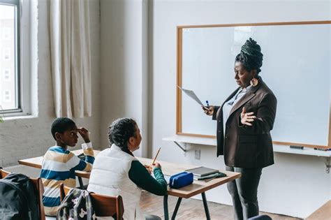 Professor Negro Explicando Apresenta Es Para Os Alunos Foto Premium