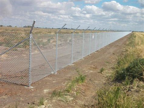 Изграждане на огради с циментови колове метален профил и оградна мрежа ...