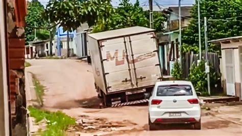 Buraco quase da largura de rua faz caminhão atolar no seco em Rio