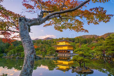 el pabellón dorado del templo kinkaku-ji en kyoto, japón 3179108 Foto de stock en Vecteezy