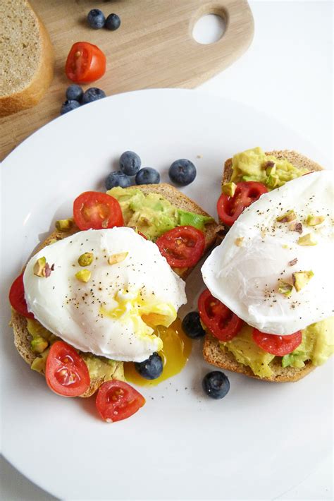 Poached Eggs on Avocado Toast - 3 Scoops of Sugar