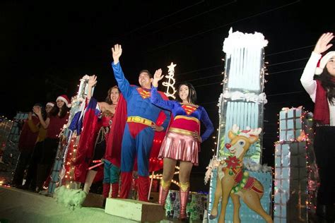 Qué pasa BC Disfrutan tecatenses del tradicional Desfile de Luces