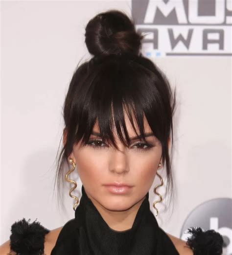 Kendall Jenner losing her eyebrow hair to bleach | Young Hollywood