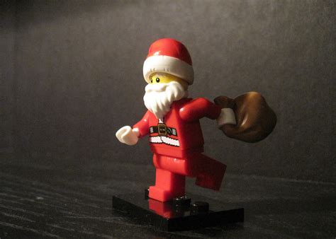 Toy Review: Lego Santa (Lego Minifigures Series 8)