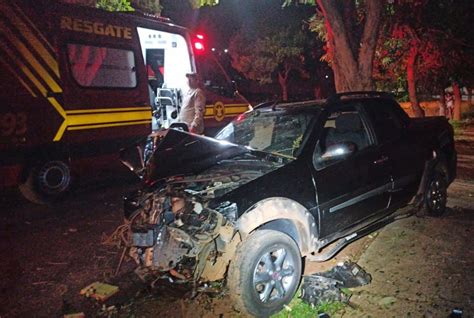 CARRO excesso de velocidade colide contra árvore na Rua Vinte e