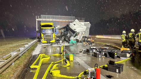 Lkw Unfall Auf A5 Bei Forst Mit Verletzten Ein Fahrstreifen Ist