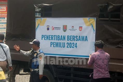 Foto Satpol Pp Semarang Mencopoti Apk Caleg Yang Curi Start Kampanye