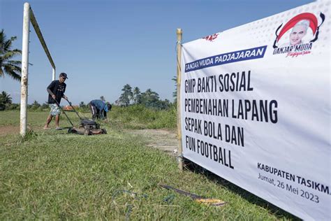 Ganjar Muda Padjajaran Benahi Lapangan Bola Dan Gelar Pertandingan