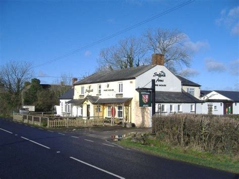 Suffolk Arms Pub In Brinkworth Wiltshire Wiltshire House Styles