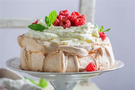 Delicioso Y Crujiente Pastel Pavlova Con Frambuesas Y Merengue Foto