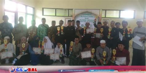 Panitia Kegiatan Hsn Tahun Tingkat Kec Manonjaya Berikan Hadiah