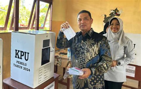 Bupati Mempawah Erlina Nyoblos Di TPS 08 Harap Pemilu 2024 Aman Dan