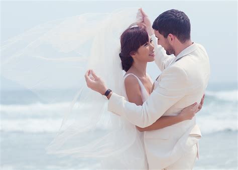 Hà Anh và chồng Tây chụp ảnh cưới bikini nóng bỏng hết cỡ
