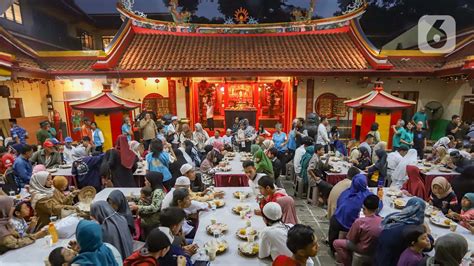 Ratusan Penyandang Disabilitas Mendapat Jamuan Berbuka Puasa Di Vihara