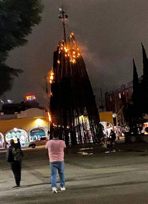 Se Incendia Rbol De Navidad En Tlalnepantla