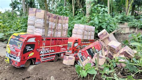 Sopir Handalmobil Truk Oleng Mainan Muatan Sembako Ke Desa Engkel Di