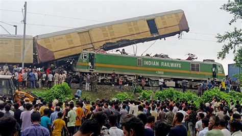 Un Choque De Trenes En La India Deja Varios Muertos Y Heridos