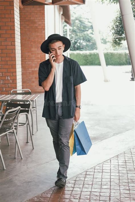 Homem Segurando Sacolas De Compras E Conversando O Celular