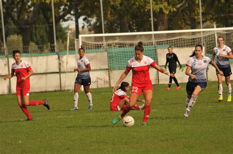 Mujeres jugando al fútbol en el campo durante el día foto – Imagen de