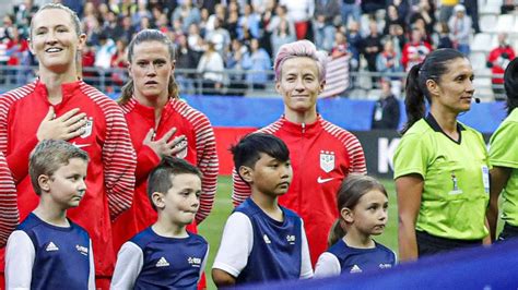 Why US soccer star Megan Rapinoe doesn't sing the national anthem - ABC ...