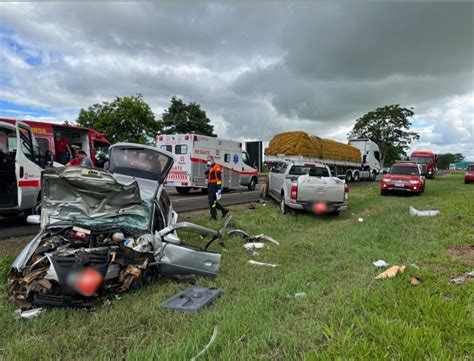 Acidente Entre Carro Caminhonete E Caminh O Deixa Cinco Feridos Na Br