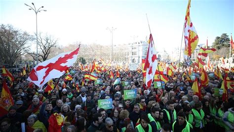 Miles de personas secundan la concentración de Vox en Madrid contra el