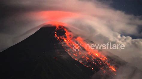 Huge Volcano Eruption In Indonesia Youtube