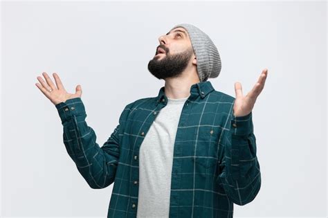 Impresionado Joven Vistiendo Sombrero De Invierno Mirando Hacia Arriba