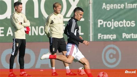 O Onze Do Benfica Para O Jogo O Rio Ave Novidade No Meio Campo