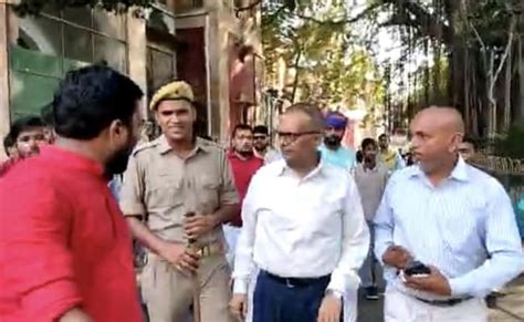 Video Allahabad University Students Heckle Chief Proctor Over Fee Hike