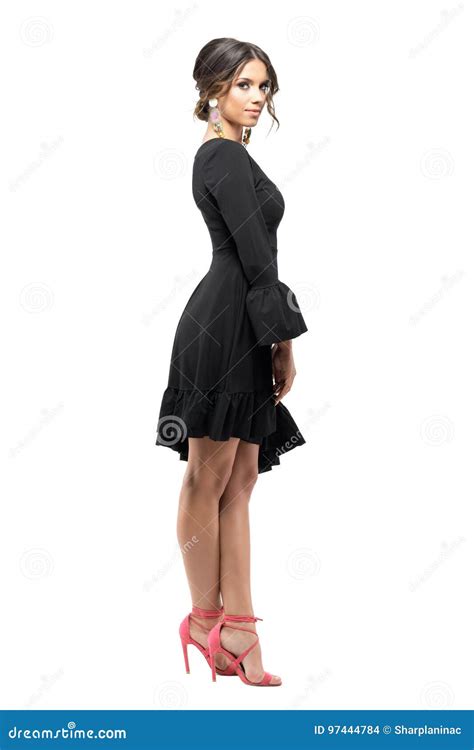 Donna Latina Sensuale Seducente In Vestito Nero Che Posa E Che Esamina Macchina Fotografica