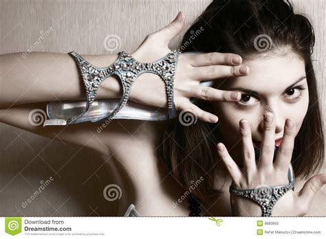 Portret Van De Jonge Brunette Met Schoenen Stock Afbeelding Image Of Perfectie Volwassen 9683855