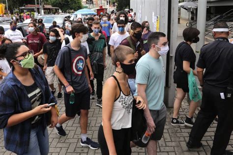 Candidatos Se Aglomeram Na Entrada Do Vestibular Da Fuvest Em SP