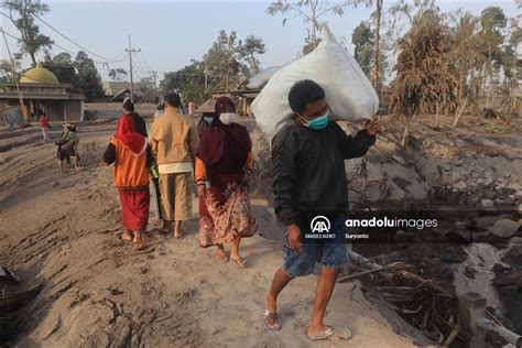 Warga Selamatkan Barang Barang Dan Ternak Pasca Erupsi Gunung Semeru