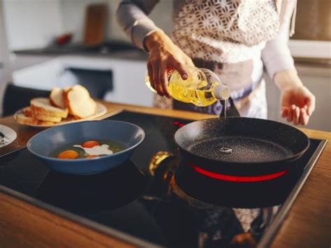 Cuál es la forma correcta de tirar el aceite de cocina usado Actitudfem