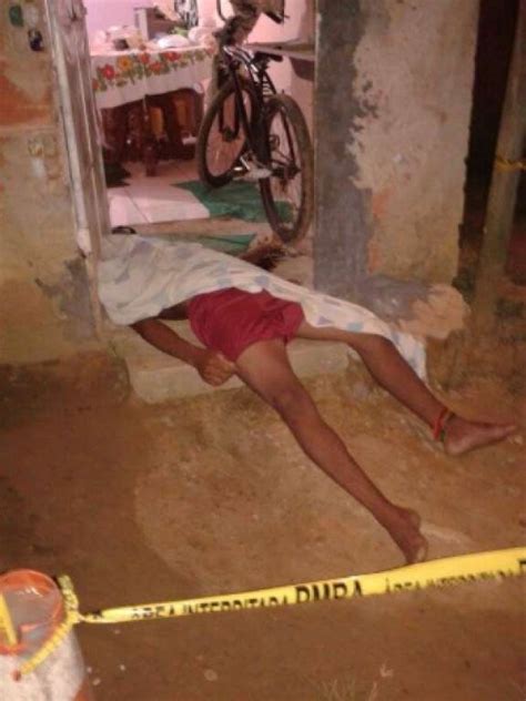 Jovem De Anos Morto A Tiros Na Porta De Casa Em Sim Es Filho