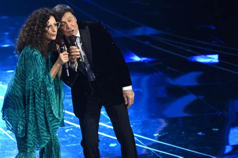 Teresa Mannino Fa Cantare Gianni Morandi Ovazione Per C Era Un