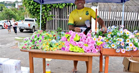 G1 Homem fatura até R 4 mil venda de flores e velas no Dia de