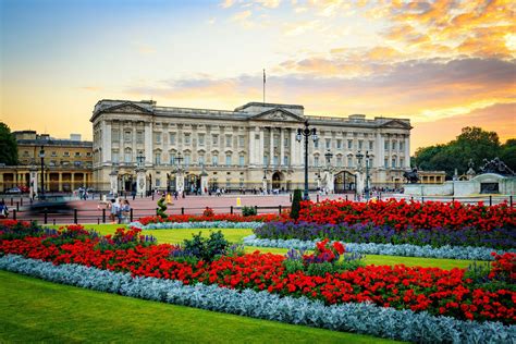 The Queen is hiring a planner to oversee Buckingham Palace renovations ...