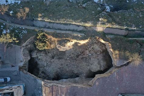 Gaziantep te sokak ortasında devasa çukur evler boşaltıldı